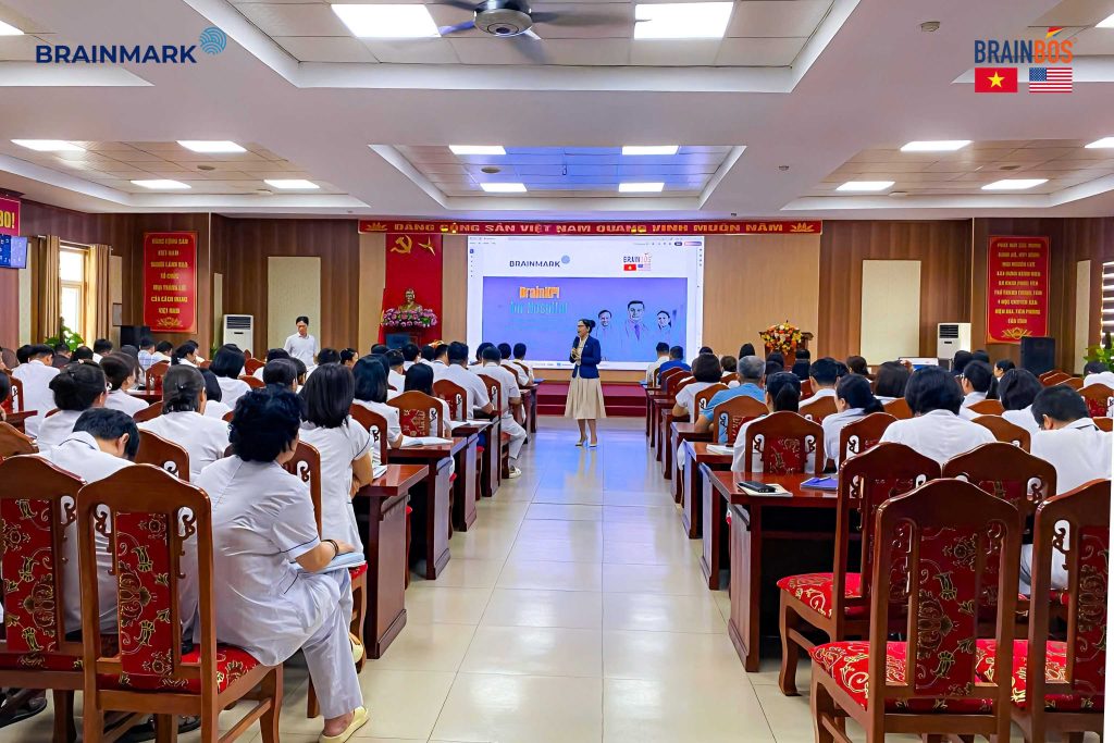 Chuyên gia BrainMark đứng trước hội trường đào tạo phương pháp BSC-KPI cho hơn 100 cán bộ y tế.
